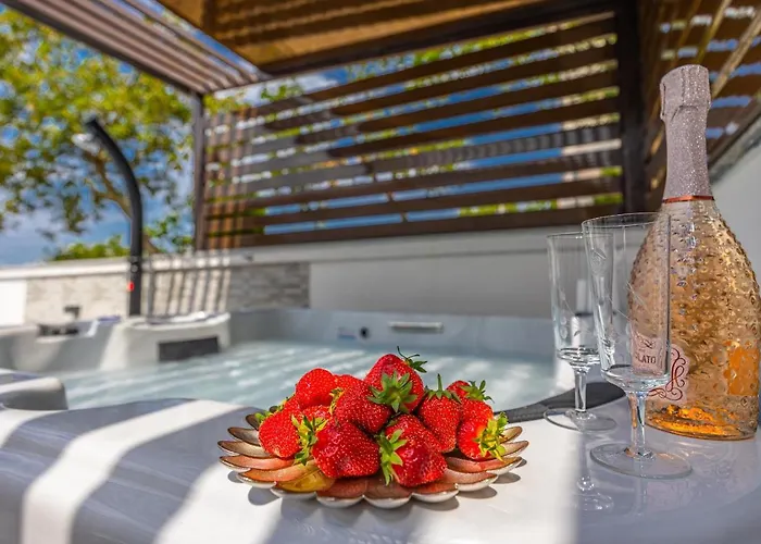 Holiday Home Dusak With Swimming Pool And Jacuzzi