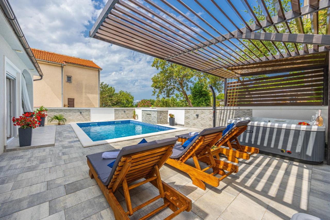 Dusak With Swimming Pool And Jacuzzi Dramalj