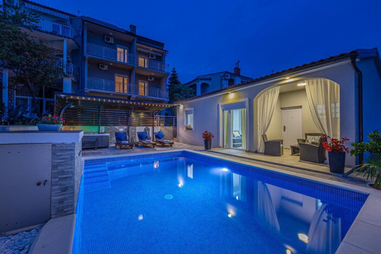 Dusak With Swimming Pool And Jacuzzi Apartament *