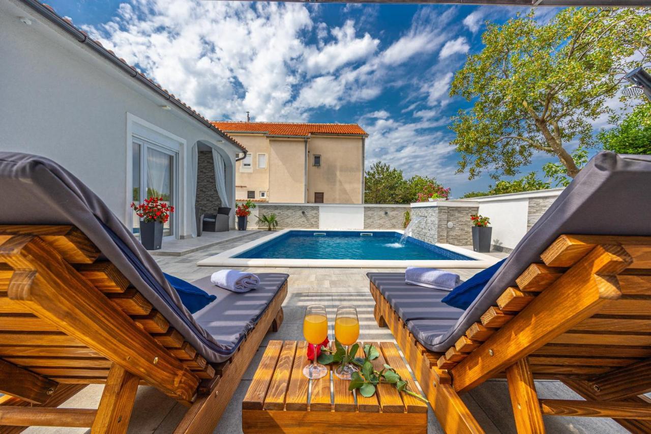 Dusak With Swimming Pool And Jacuzzi Apartament Dramalj