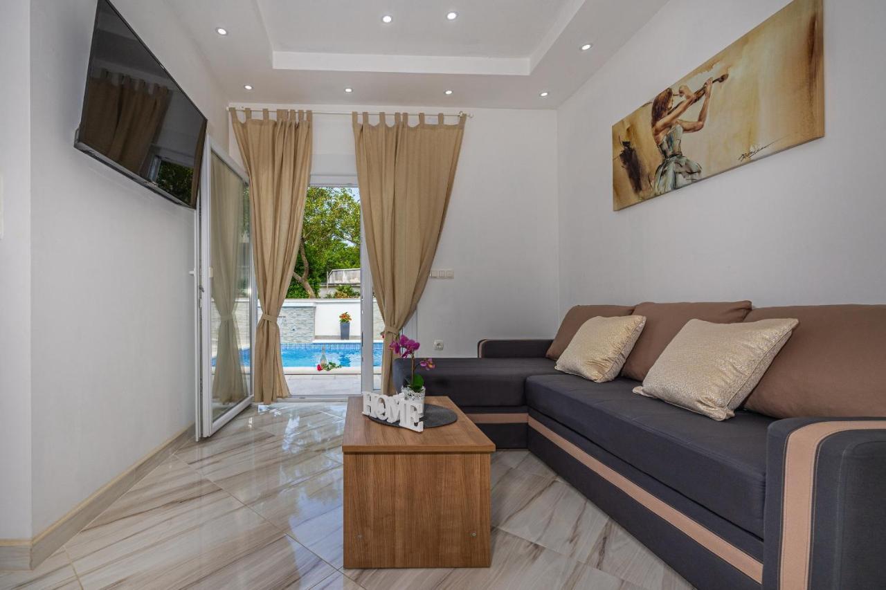 Dusak With Swimming Pool And Jacuzzi Apartament