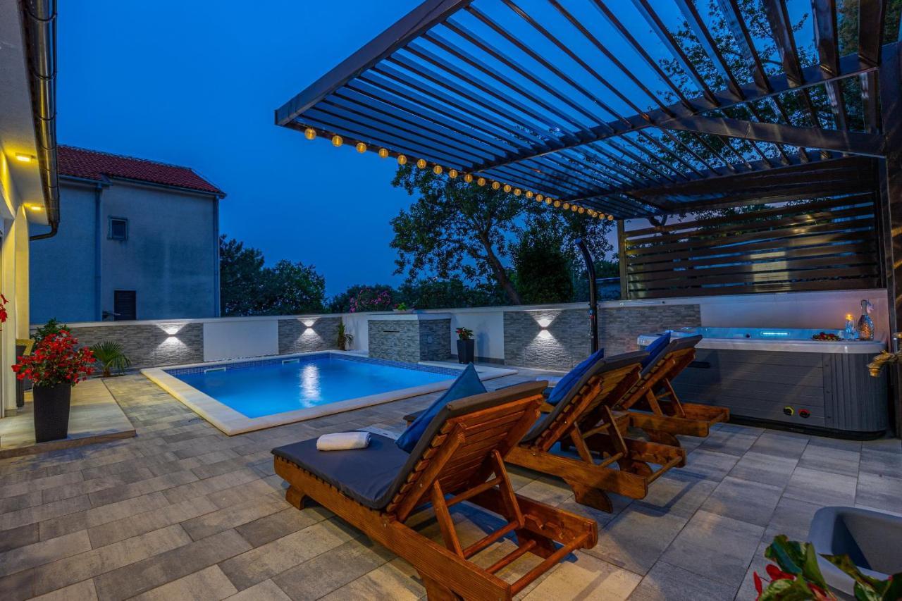 Dusak With Swimming Pool And Jacuzzi * Dramalj