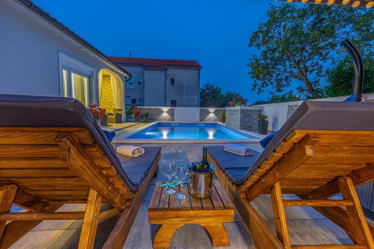 Dusak With Swimming Pool And Jacuzzi *