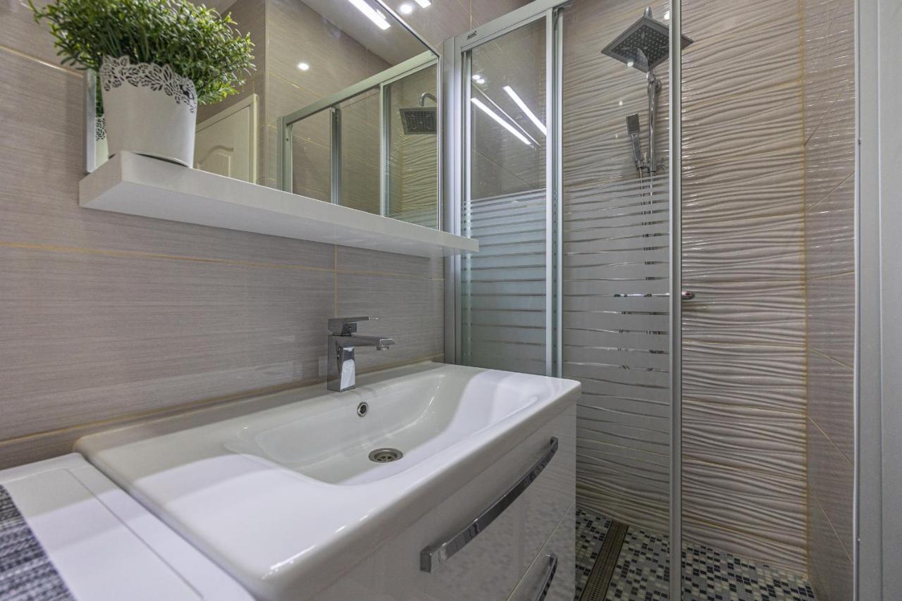 Dusak With Swimming Pool And Jacuzzi Apartament Dramalj