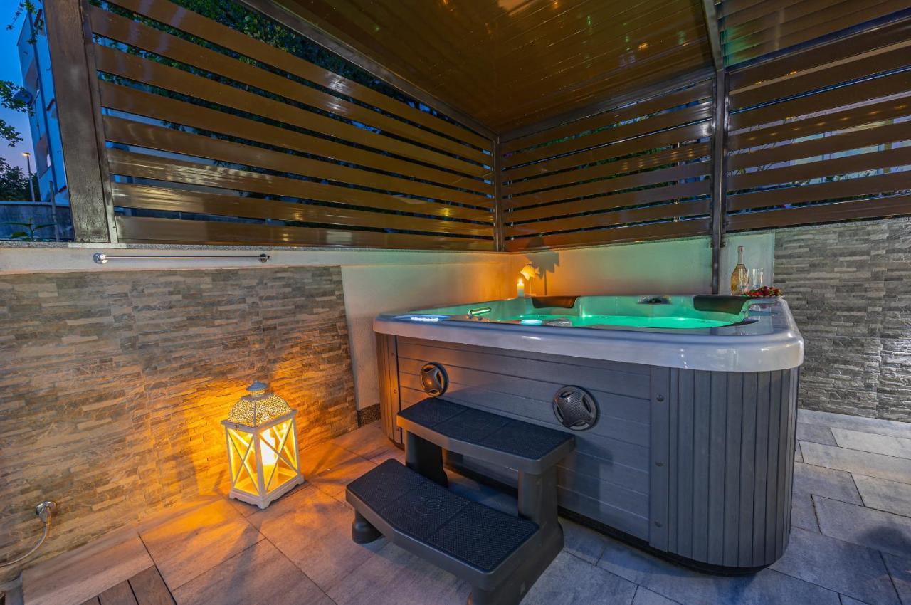 Dusak With Swimming Pool And Jacuzzi Apartament